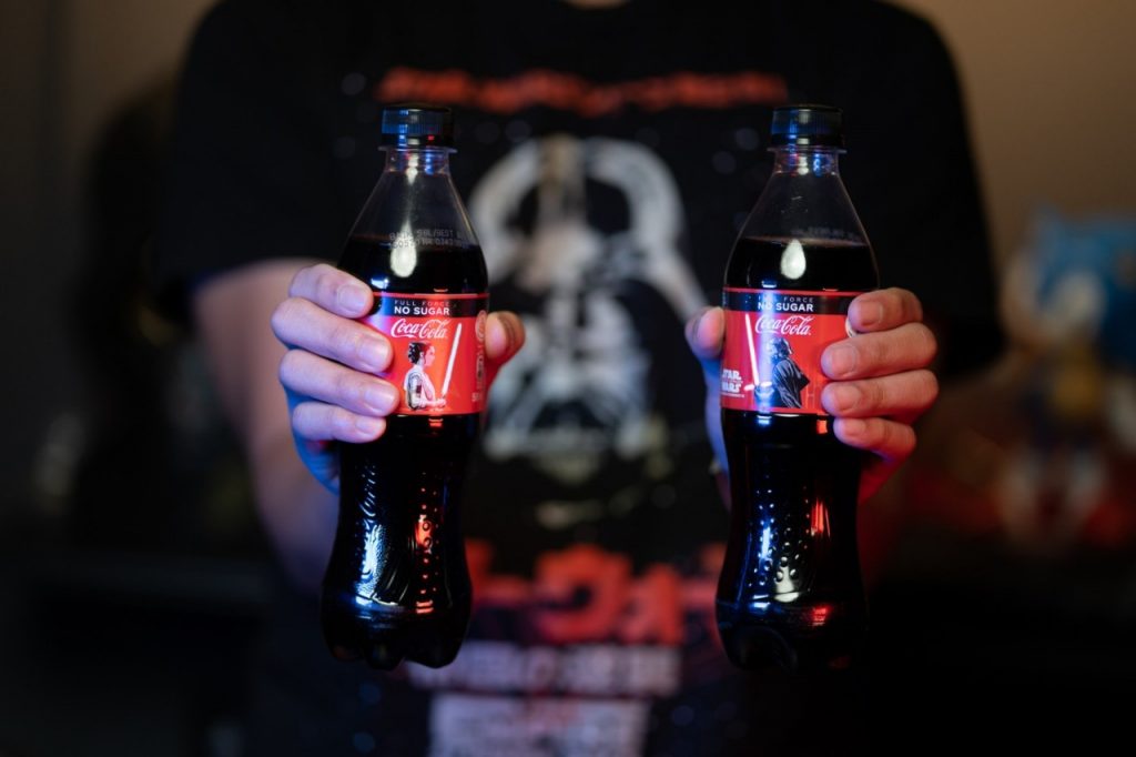 Foto de Singapur creó la primera botella Coca Cola con Sable de luz de star wars