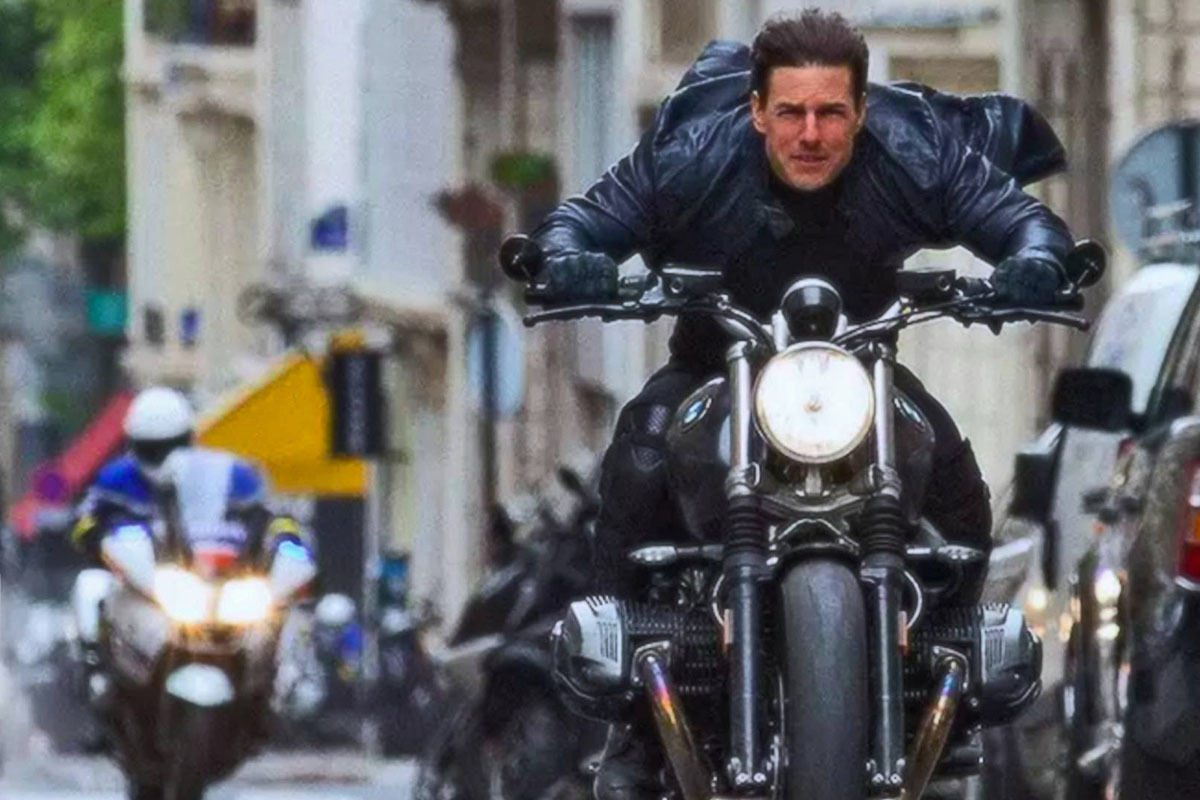 Foto de Tom Cruise, ya Práctica una Super Acrobacia en Motocicleta para Mission: Impossible 7