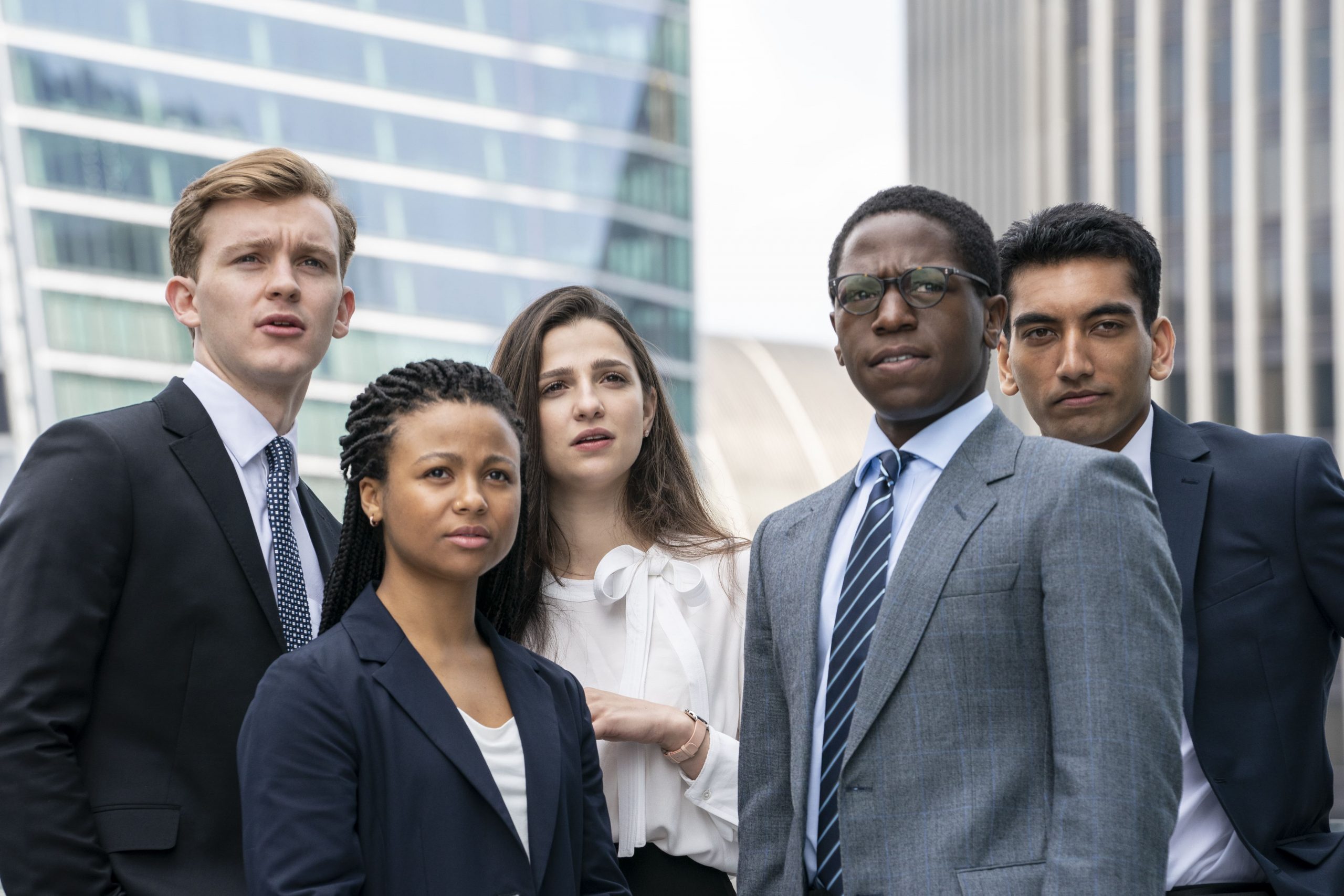 Foto de Jóvenes talentos detrás del grupo de recién graduados que protagoniza la serie “Industry” de HBO