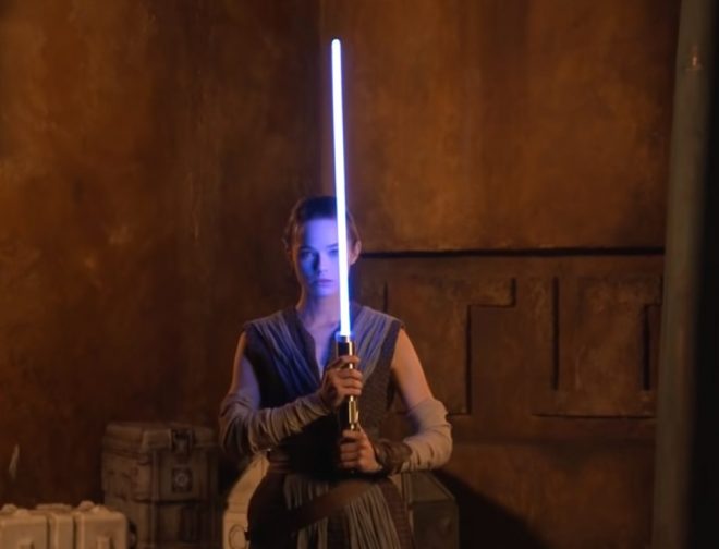 Fotos de Star Wars: Disney revela que ya esta trabajando en un  lightsaber retráctil