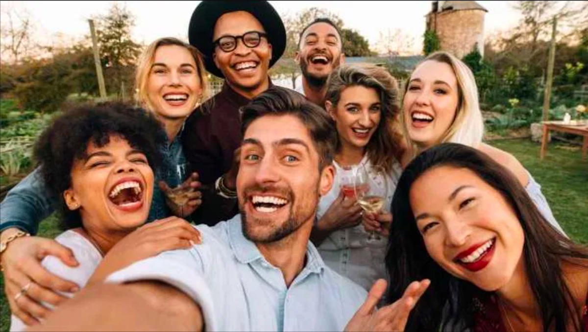 Foto de realme Tips para que todos salgan bien en un selfie grupal
