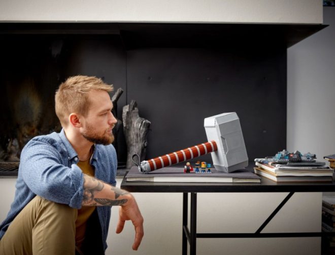 Fotos de Decora tu oficina con el Mjolnir de Thor hecho de LEGO