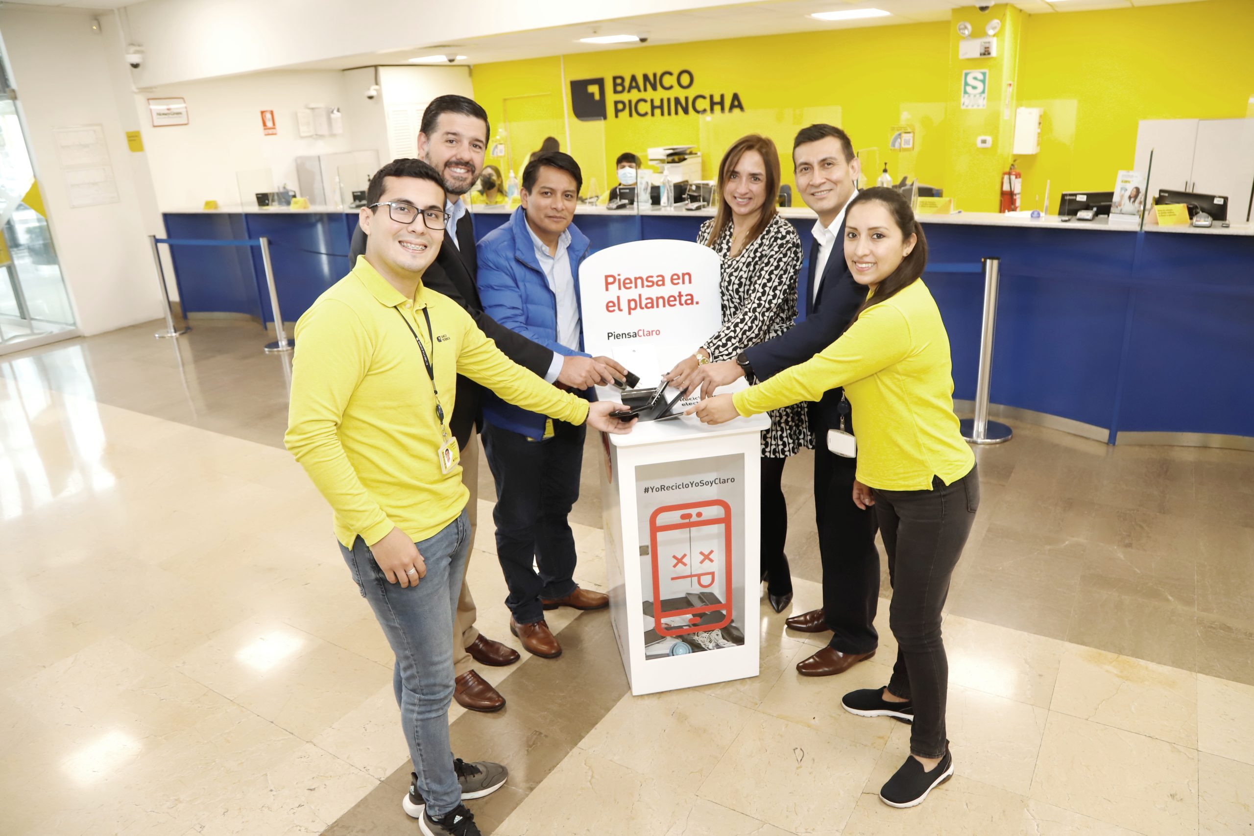 Foto de Banco Pichincha es el nuevo aliado de Claro para seguir impulsando la cultura de Reciclaje de Aparatos Eléctricos y Electrónicos en el país