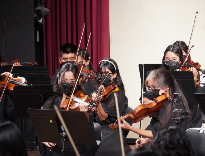 Fotos de Celebra el mes patrio escuchando a los jovenes de Sinfonia por el Perú