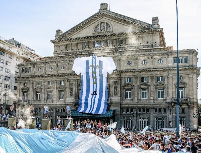Fotos de Adidas desplegó la camiseta argentina más grande del mundo en el Teatro Colón