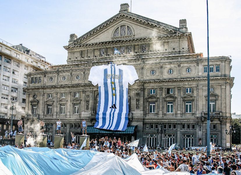 Foto de Adidas desplegó la camiseta argentina más grande del mundo en el Teatro Colón