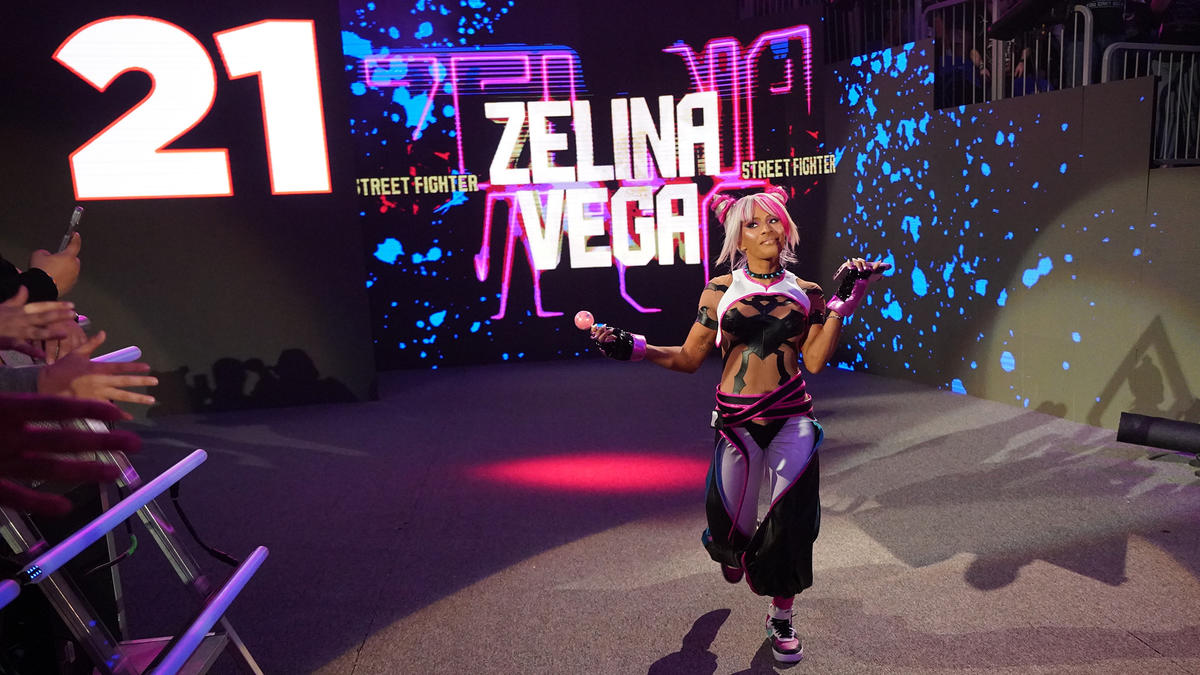 Foto de Street Fighter 6 presenta a Thea Trinidad (Zelina Vega) como comentarista del juego