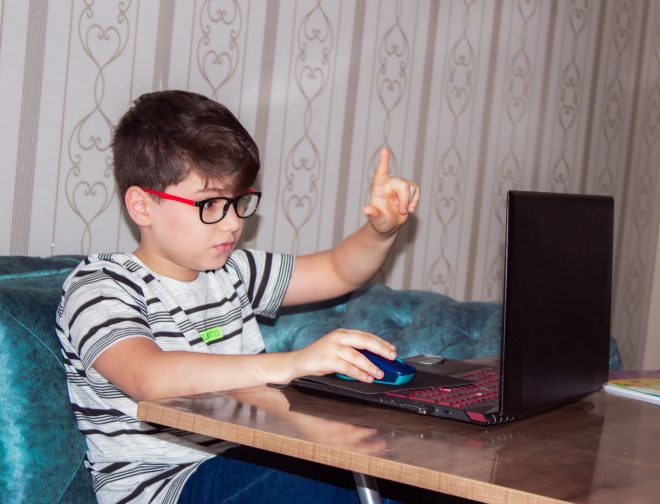Fotos de Control parental en el router: ¿cómo proteger a tus hijos de los peligros por internet?