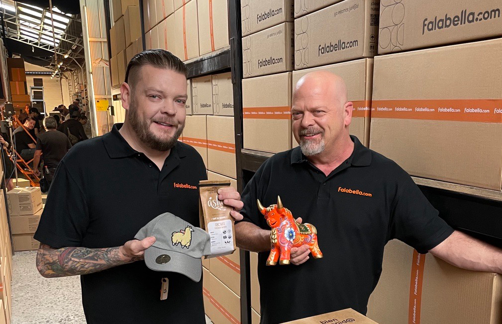Foto de Rick y Corey Harrison de “El Precio de la Historia” recibieron productos de emprendedores peruanos durante su visita a Chile