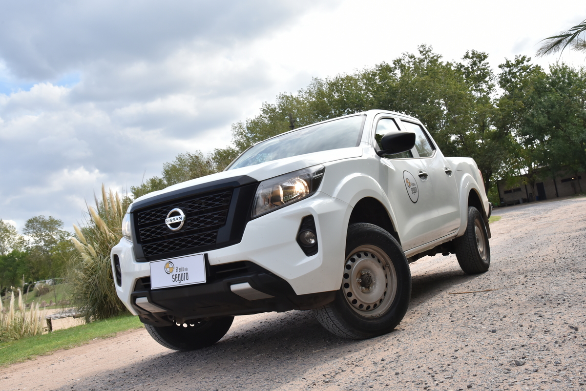 Foto de Nissan Frontier reconocida como “Pickup mediana más segura” por CESVI en Argentina