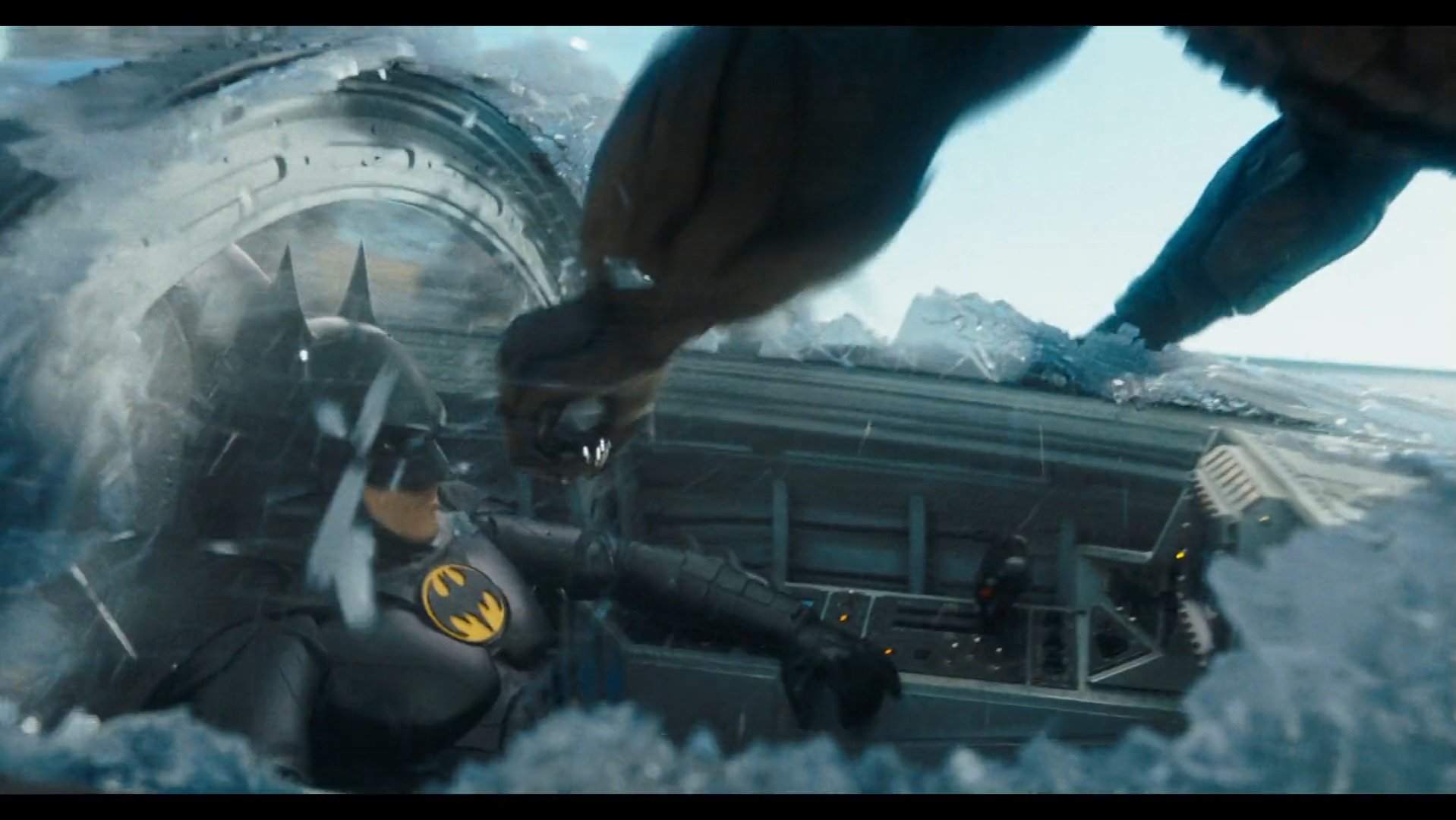 Foto de Warner Pictures lanza un segundo tráiler de Flash con full acción y más de Batman