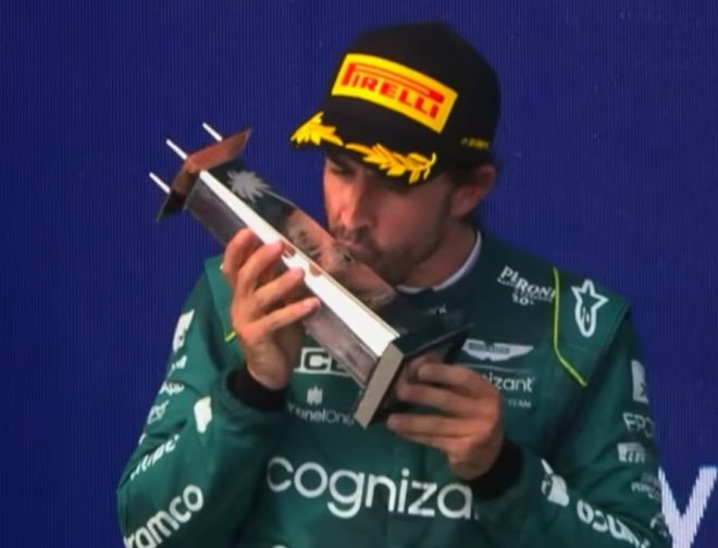Fotos de Lenovo crea el primer trofeo inteligente para Formula 1 que se activa por un beso, para el GP de Japón
