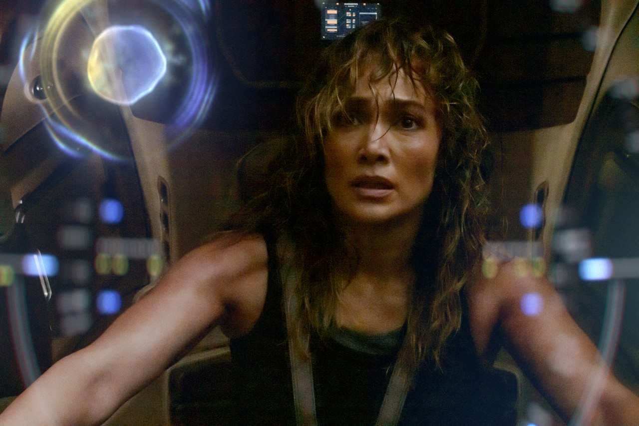 Foto de Netflix lanza el avance de ATLAS, películas de ciencia ficción con Jennifer Lopez