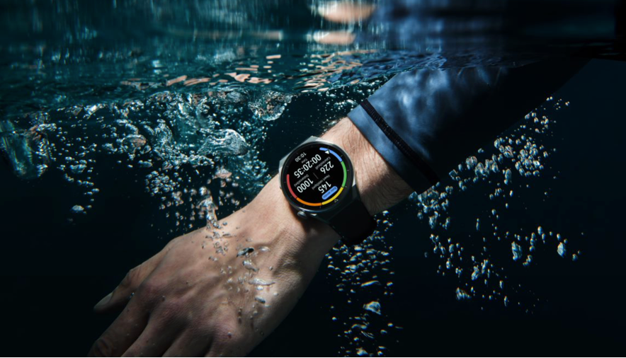 Foto de Huawei: ¿Qué pasa si te metes a bañar con tu teléfono, audífonos TWS o smartwatch?