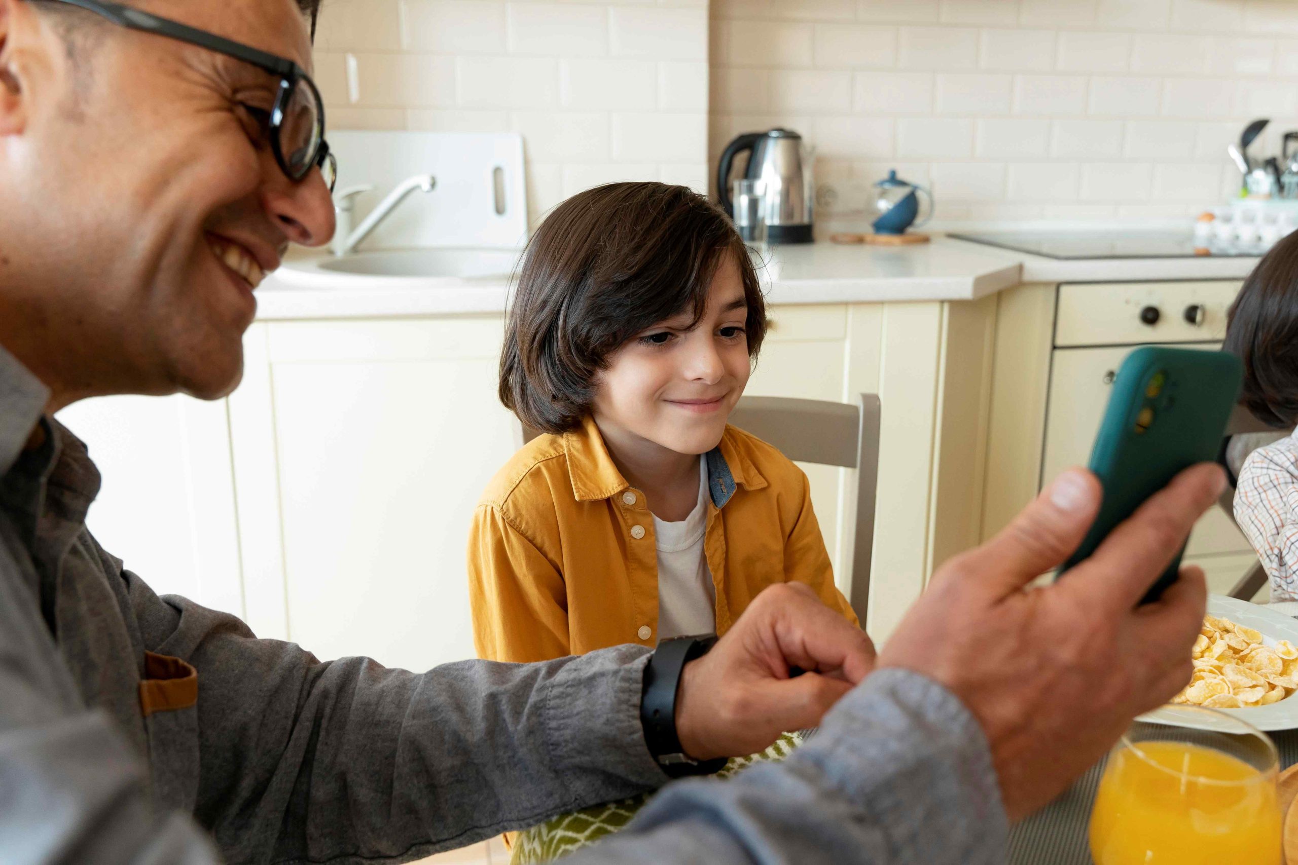 Foto de ¿Le compraste su primer celular a tu hijo?: 5 recomendaciones para su uso seguro