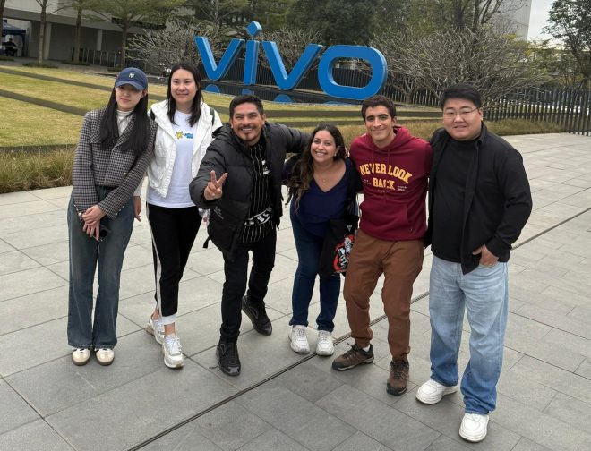 Fotos de Al Fondo Hay Sitio graba en las fábricas y oficinas de vivo smartphones en China