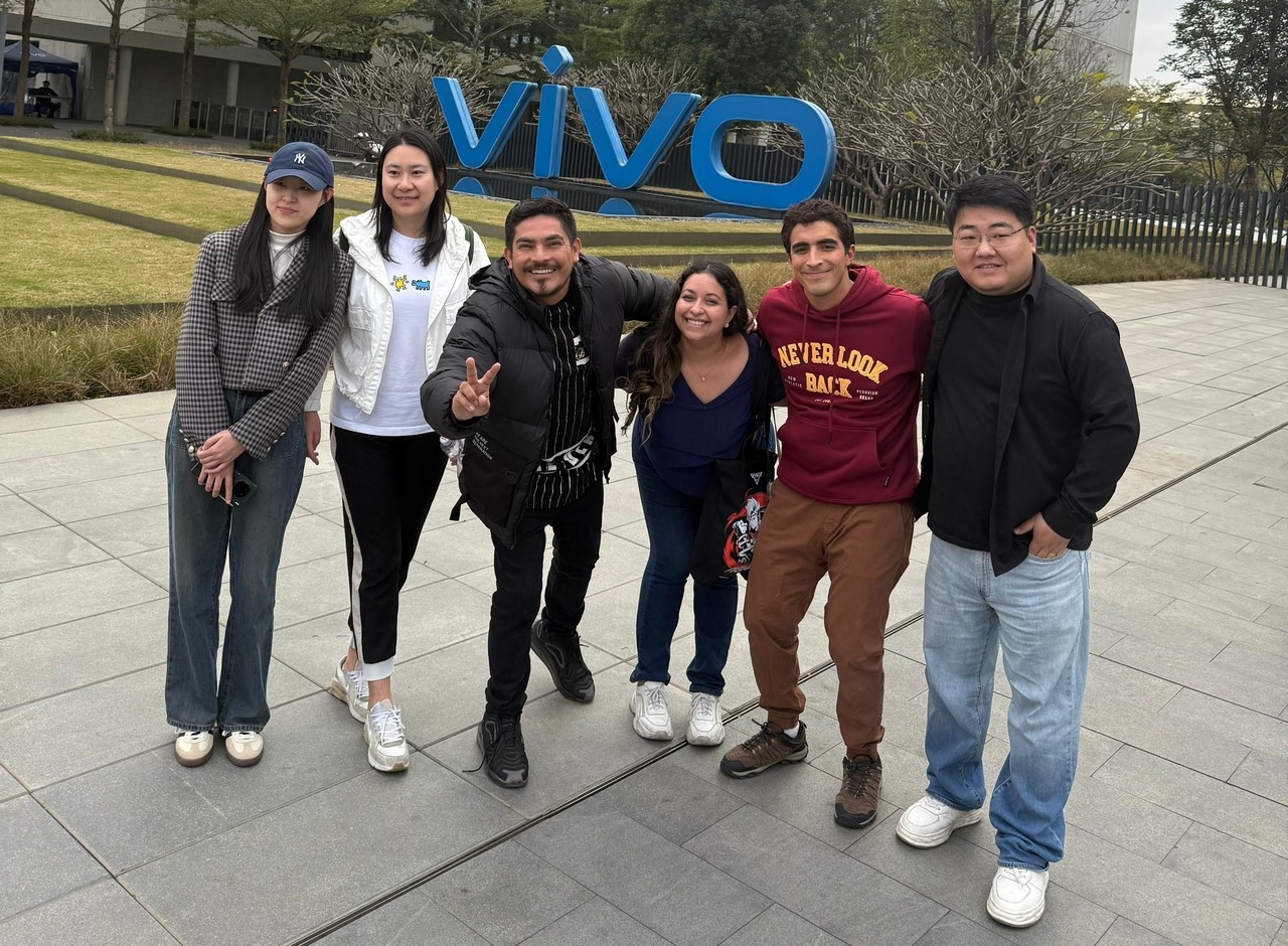 Foto de Al Fondo Hay Sitio graba en las fábricas y oficinas de vivo smartphones en China