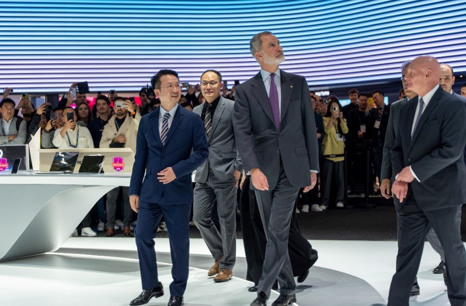 Foto de Rey Felipe VI de España inauguró el MWC 2025 y conoció las soluciones con IA de HONOR en su stand