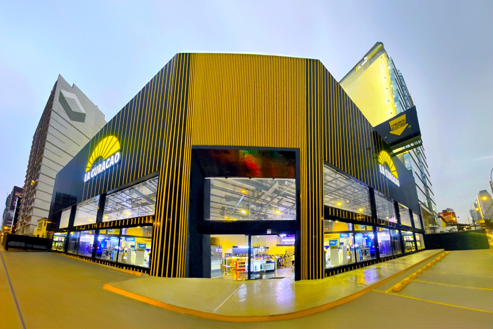 Foto de La Curacao reinaugura su Centro de Experiencia en San Isidro con una oferta de productos tecnológicos