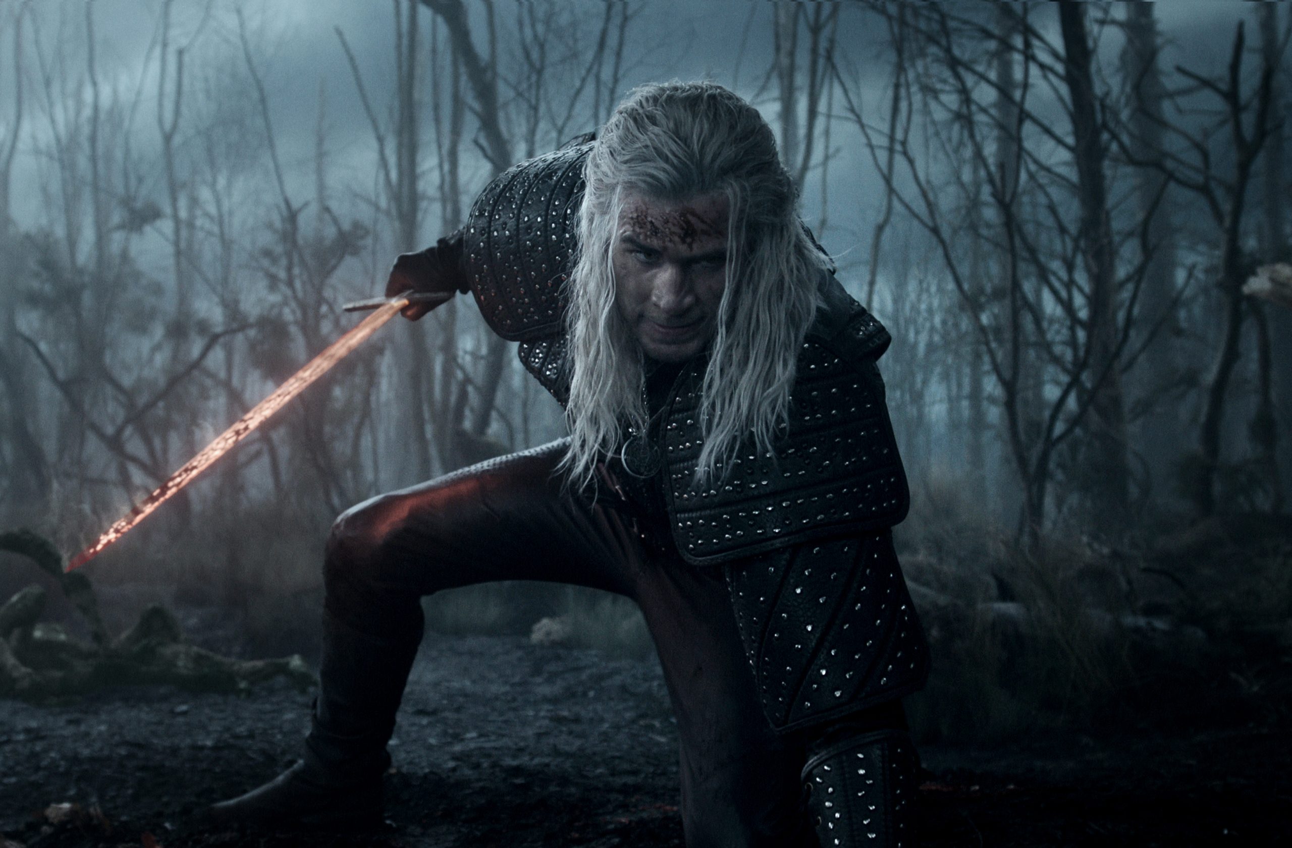 Foto de Liam Hemsworth es Geralt de Rivia en el avance de la cuarta temporada de The Witcher