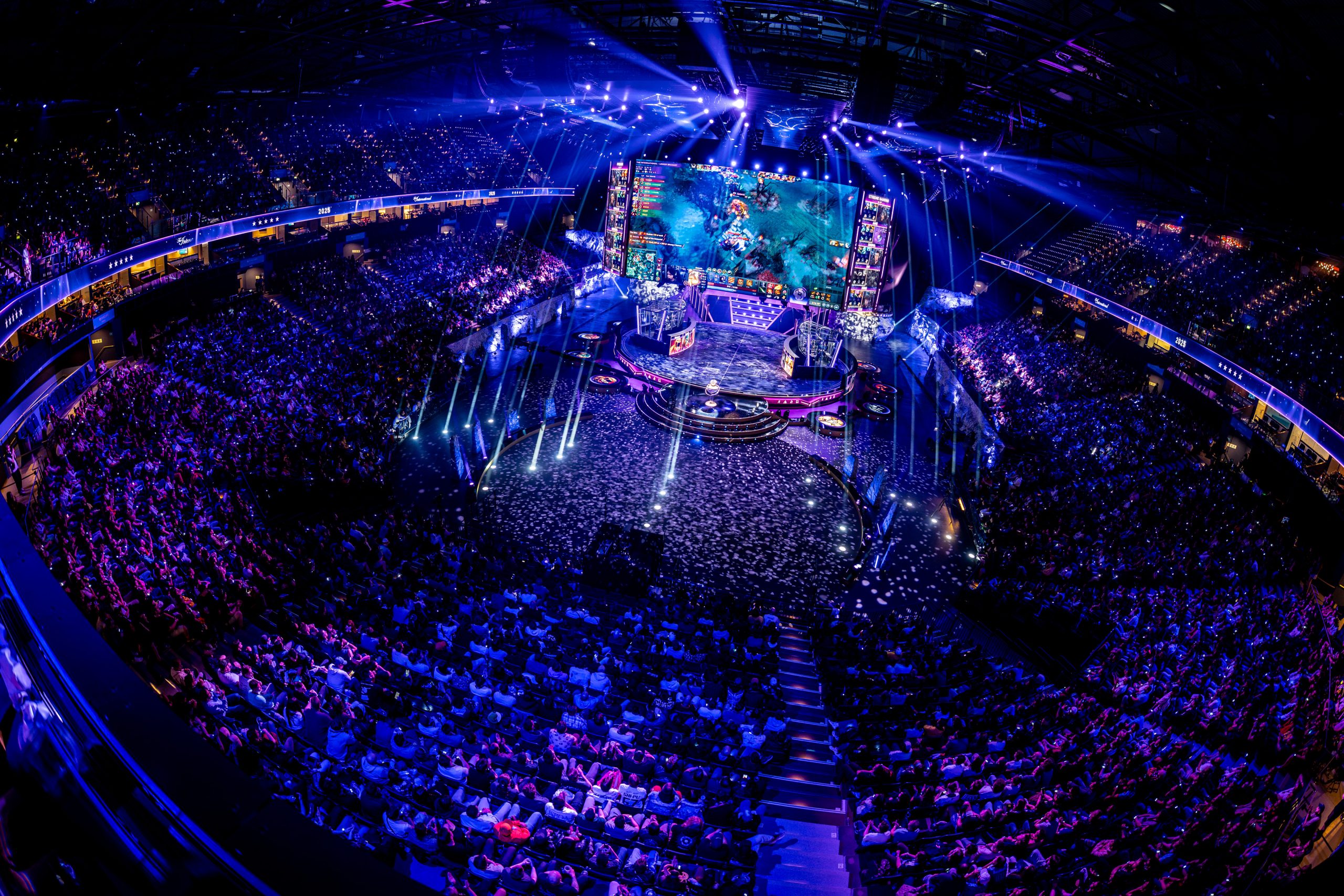 Foto de Team Falcons campeón de The International 2025, y Gabe Newell anuncia a Shanghai para el TI 2026
