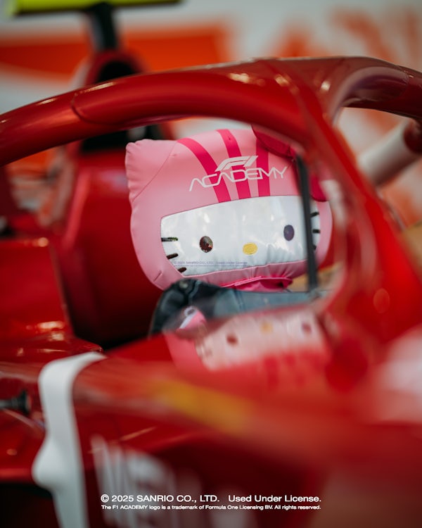 Foto de Increíble colaboración de Hello Kitty x F1 Academy