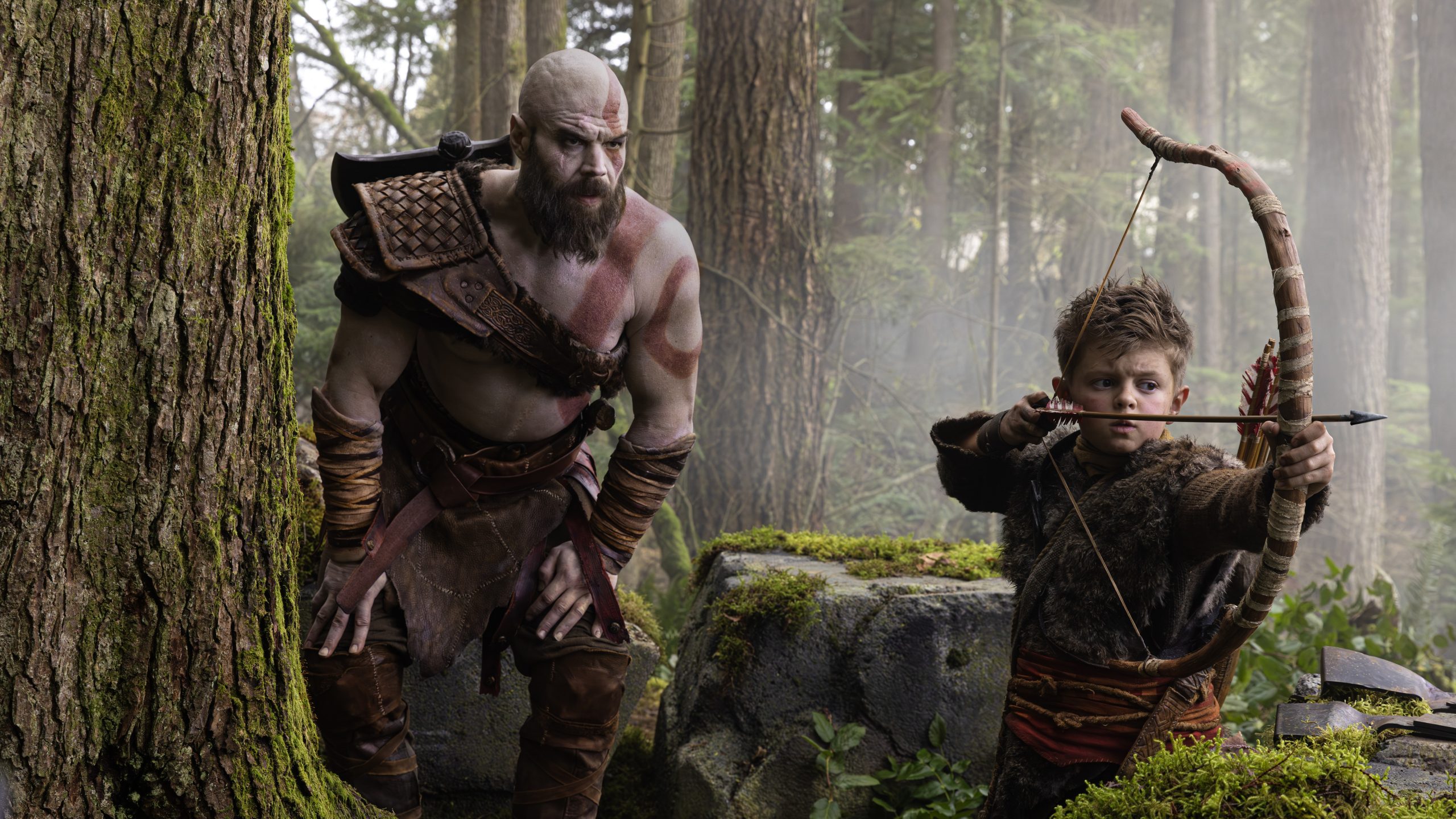 Foto de Primera imagen oficial de Kratos y Atreus en la serie live action de God of War de Prime Video