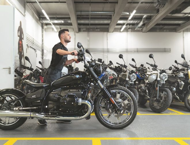 Fotos de Claves de BWM Motorrad para proteger la moto del sol, calor extremo y alta radiación UV durante el verano peruano