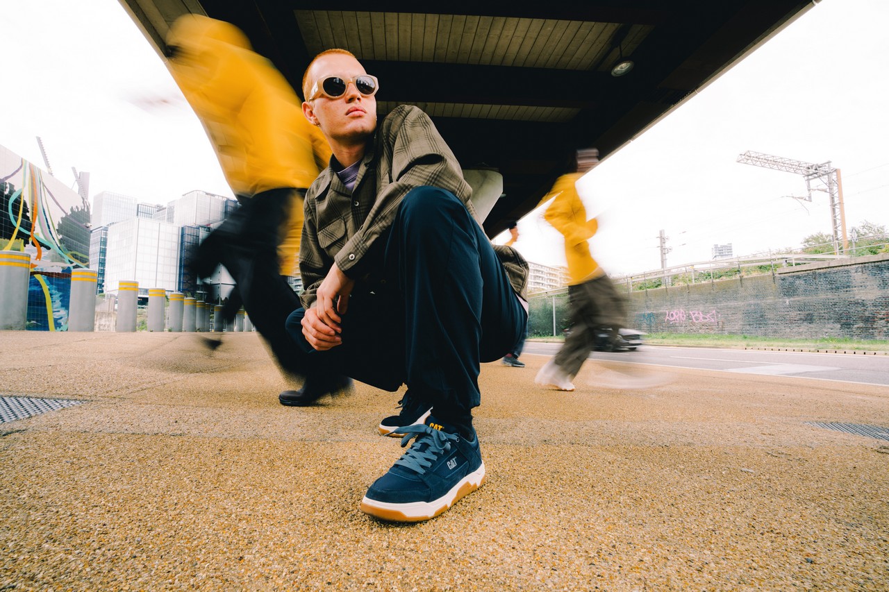 Foto de CAT pisa fuerte en el streetwear: Del workwear a las sneakers urbanas