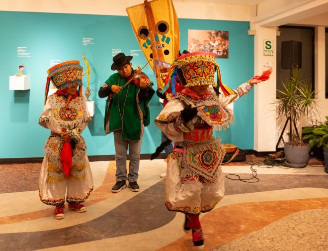 Fotos de “Trompos”, la exposición solidaria que apoya el acceso a la cultura cambiando la vida de las infancias más vulnerables