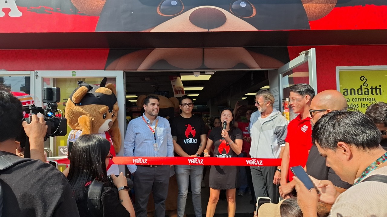 Foto de Voraz apertura primera tienda insignia en Oxxo: La marca de snacks realizó el anuncio en un evento junto al «Tigre» Gareca