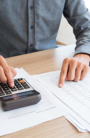 Foto de Facturas falsas y empresas ficticias: riesgos legales que pueden afectar a los emprendedores