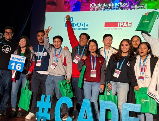Foto de Zegel e Idat presentes en CADE Universitario 2026, con temas de ciudadanía, voto joven y educación técnica