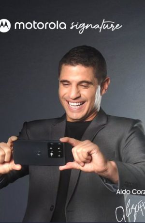 Foto de Motorola reúne a Aldo Corzo y Yoshimar Yotún en una nueva campaña inspirada en la pasión por el fútbol
