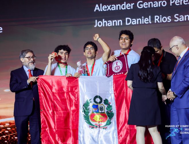 Fotos de Estudiantes universitarios alcanzan el podio en la final mundial tecnológica de Huawei