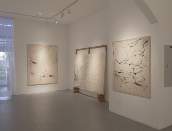 Fotos de Vesper Tzu abre sus salas a la abstracción: un viaje visual por la identidad, el cambio y la resiliencia