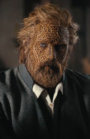 Foto de Tráiler de WICKER, extraña y escalofriante película con Olivia Colman y Alexander Skarsgård
