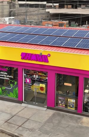 Foto de Primera tienda sostenible piloto con paneles solares en Chosica