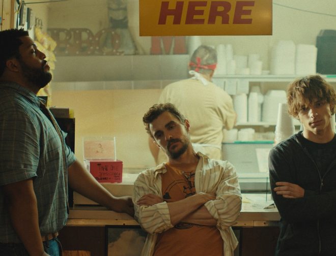 Fotos de Dave Franco y O’Shea Jackson Jr. desatan el caos en “Idiotas”, la comedia que llega a los cines peruanos
