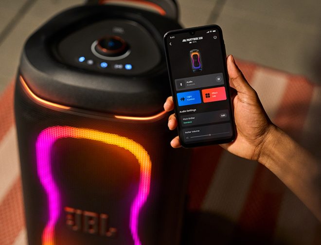 Foto de JBL presenta PartyBox 330, un parlante portátil que combina sonido, luces y movilidad