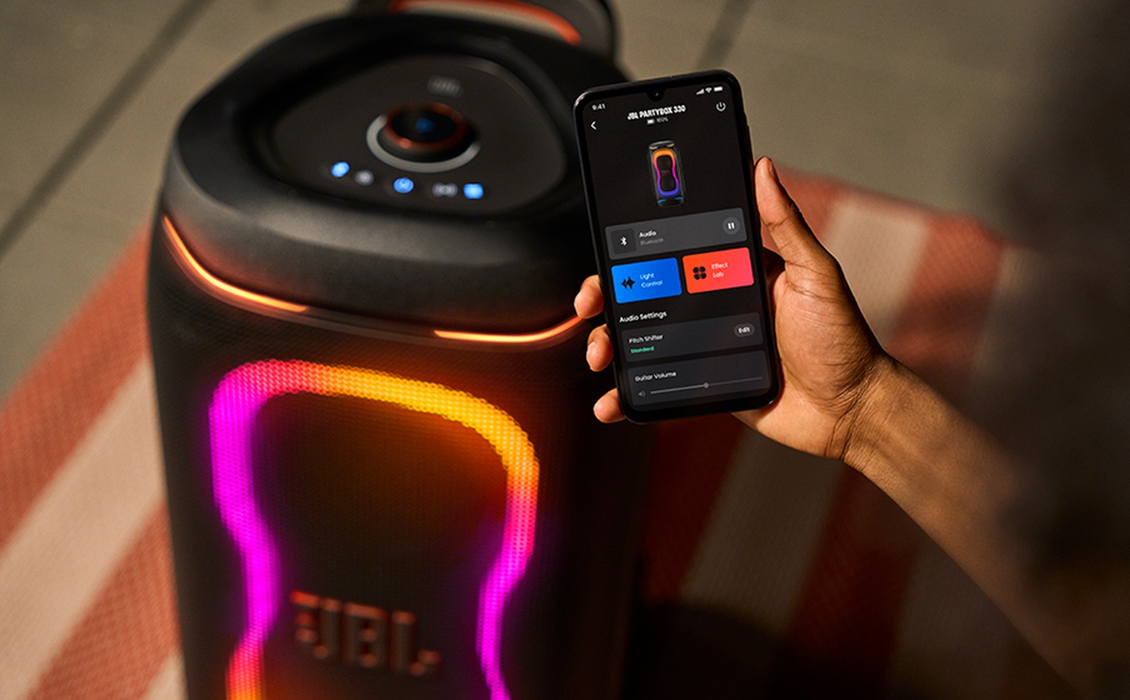Foto de JBL presenta PartyBox 330, un parlante portátil que combina sonido, luces y movilidad