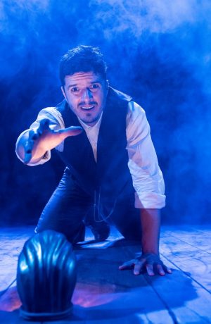Foto de Alberto Isola y Nicolás Galindo protagonizan el clásico de suspenso “La Mujer de Negro” en el Teatro Británico