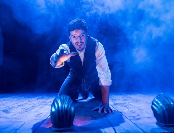 Fotos de Alberto Isola y Nicolás Galindo protagonizan el clásico de suspenso “La Mujer de Negro” en el Teatro Británico
