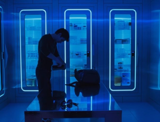 Fotos de Vistazo a Andrew Garfield como el CEO de OpenAI, Sam Altman en la película Artificial