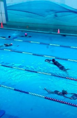 Foto de Clases de natación se adelantan por El Niño Costero y elevan la demanda de piscinas