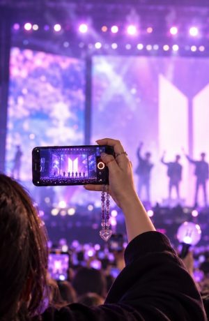 Foto de BTS en Lima: todo lo que tu celular puede hacer por ti antes, durante y después del concierto