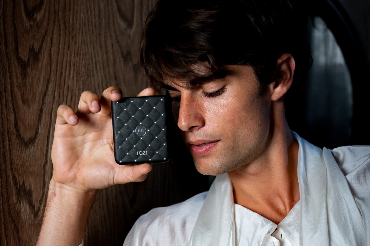 Foto de Motorola redefine el lujo tech en Perú con el razr 70 con cristales Swarovski