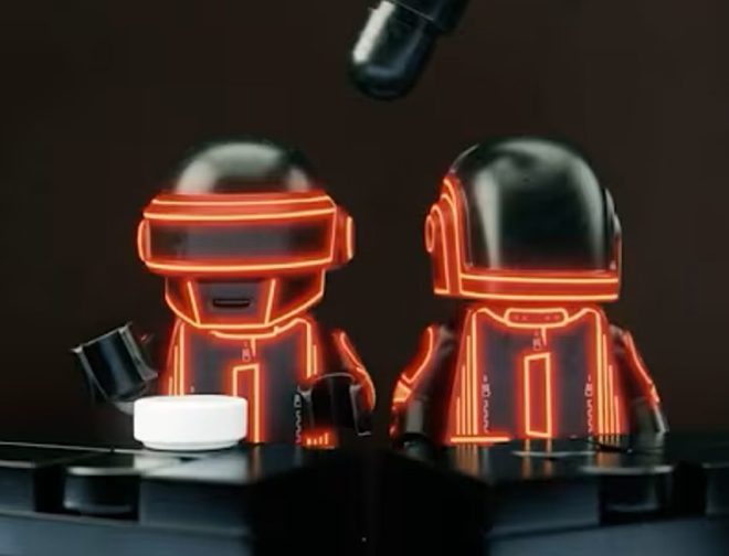 Fotos de The LEGO Group y DAFT PUNK anuncian su partnership, y un increíble SET para armar