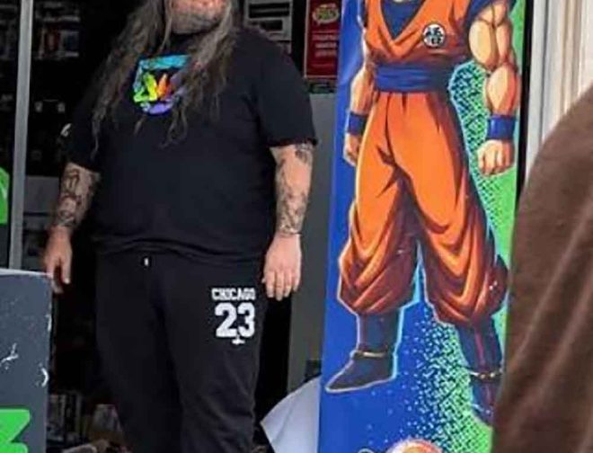 Fotos de Vendedor de videojuegos se vuelve viral tras protestas, robos, incendios, saqueos y desmanes de musulmanes e izquierdistas en Francia