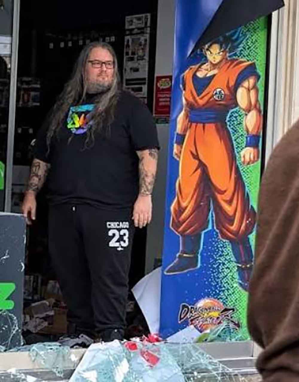 Foto de Vendedor de videojuegos se vuelve viral tras protestas, robos, incendios, saqueos y desmanes de musulmanes e izquierdistas en Francia